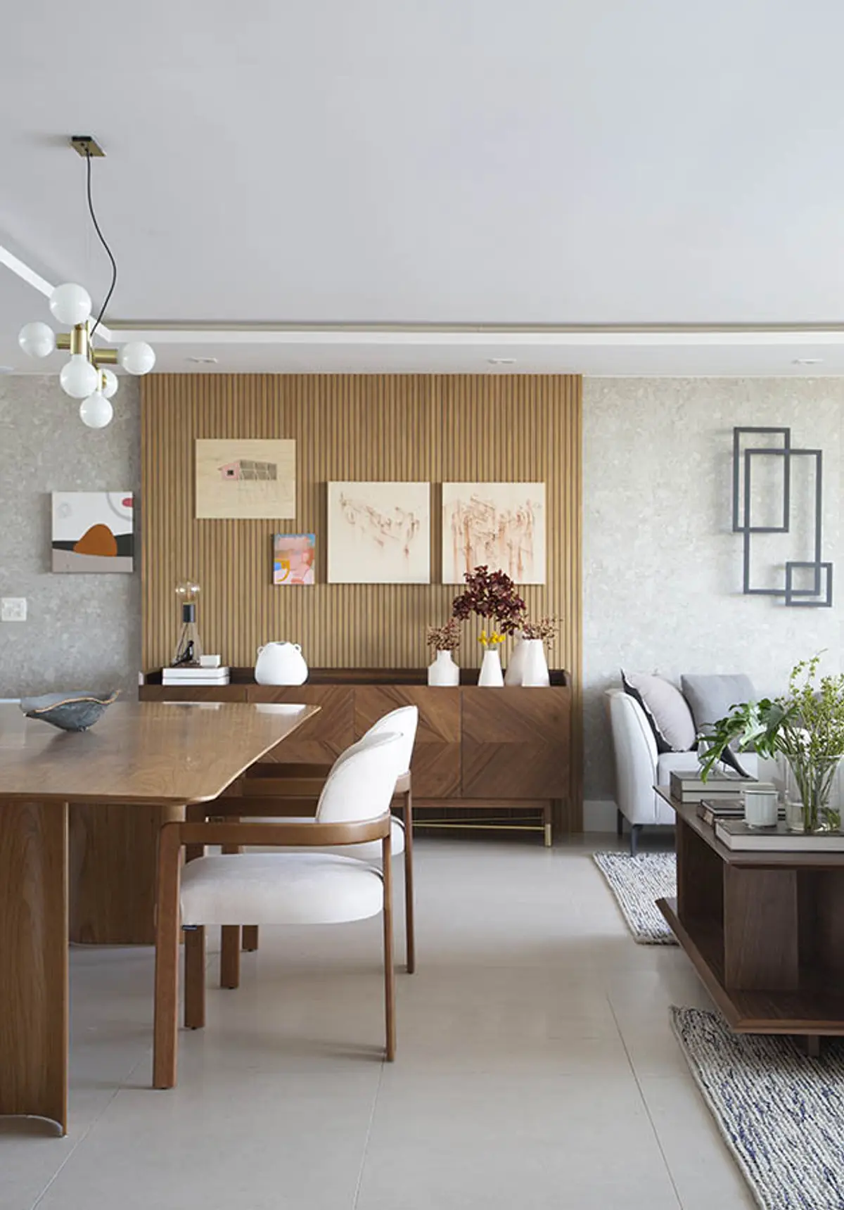 Sala de jantar Estilo Clássico com cor predominante Bege do Projeto Apartamento Ingá por Amanda Miranda