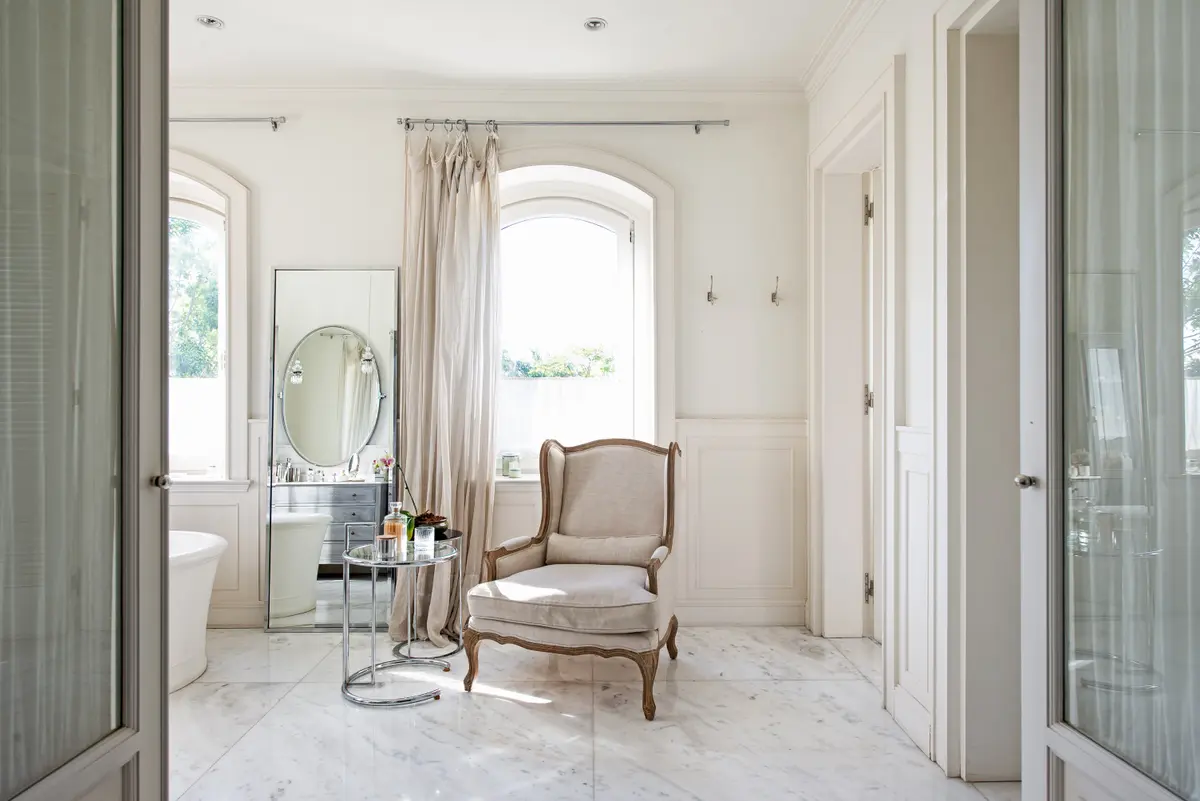 Pasillo con color predominante Beige del Proyecto Casa Toscana  por Estudio Du 
