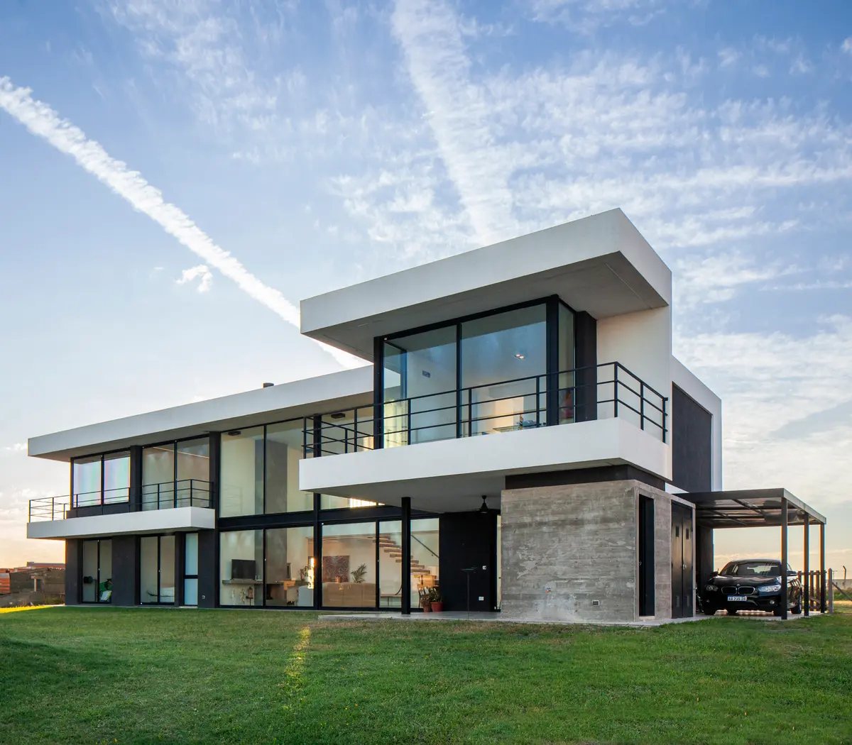 Casa moderna con amplios ventanales y detalles en concreto — proyecto SS A7, Pilar, por ZUID PORT, en Pilar