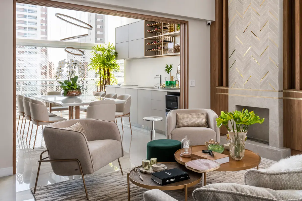 Sala de estar e jantar moderna integrada com sofá curvo e mesa redonda — projeto PANAMBY, por OKA ARQUITETURA, em São Paulo