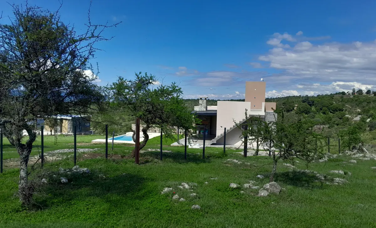 Casa moderna com piscina e janelas do chão ao teto em área rural — projeto Complejo de Cabañas en Potrero de Garay, Córdoba, por ESTUDIO ARQ.GABRIEL ARIAS, em Córdoba