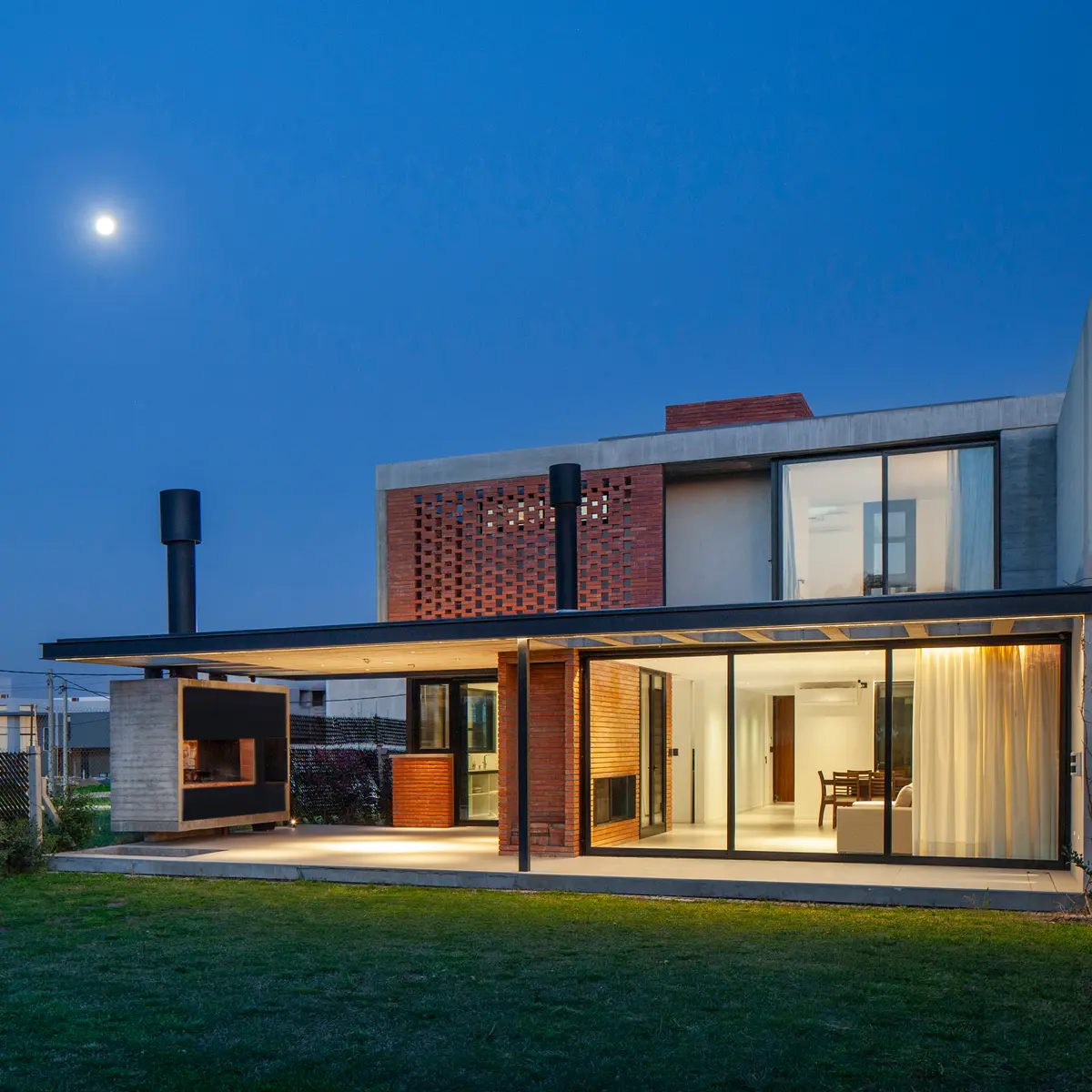 casa moderna com tijolo aparente e concreto — projeto CASA BSB, por BUSCETTI & DI BERNARDO arquitectas, em Gonnet