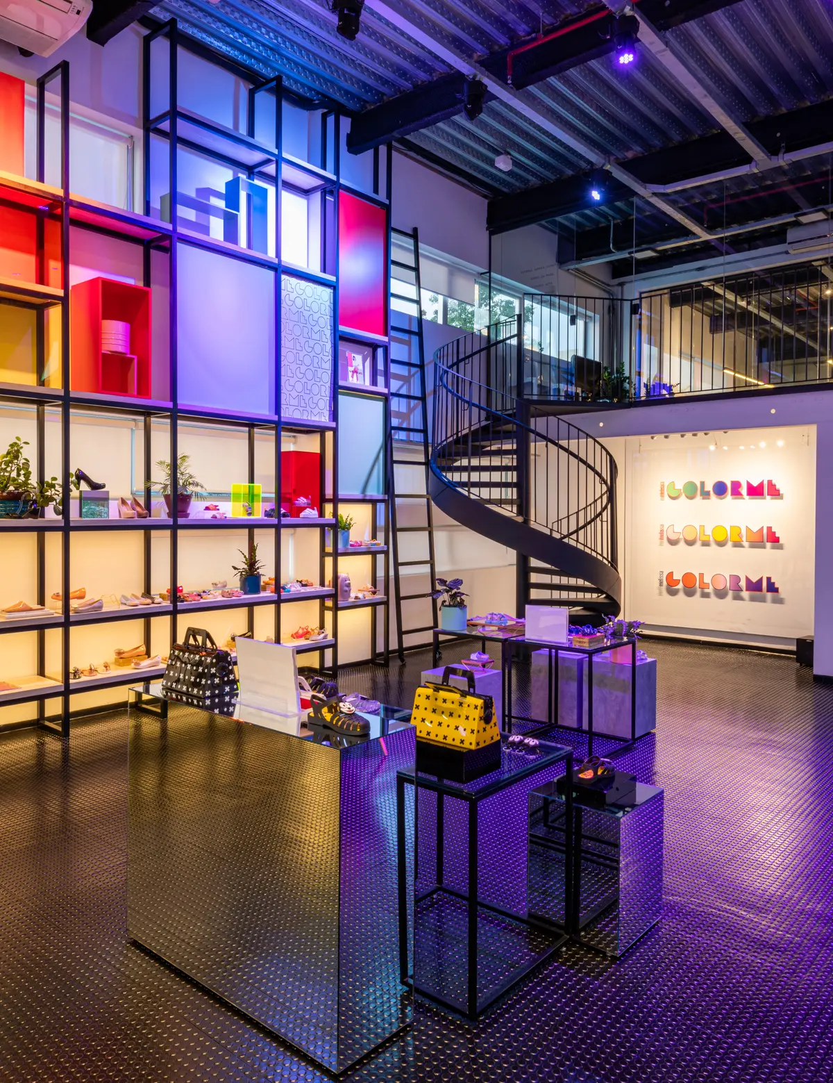 Home Office do Projeto Showroom Melissa por Pricila Dalzochio