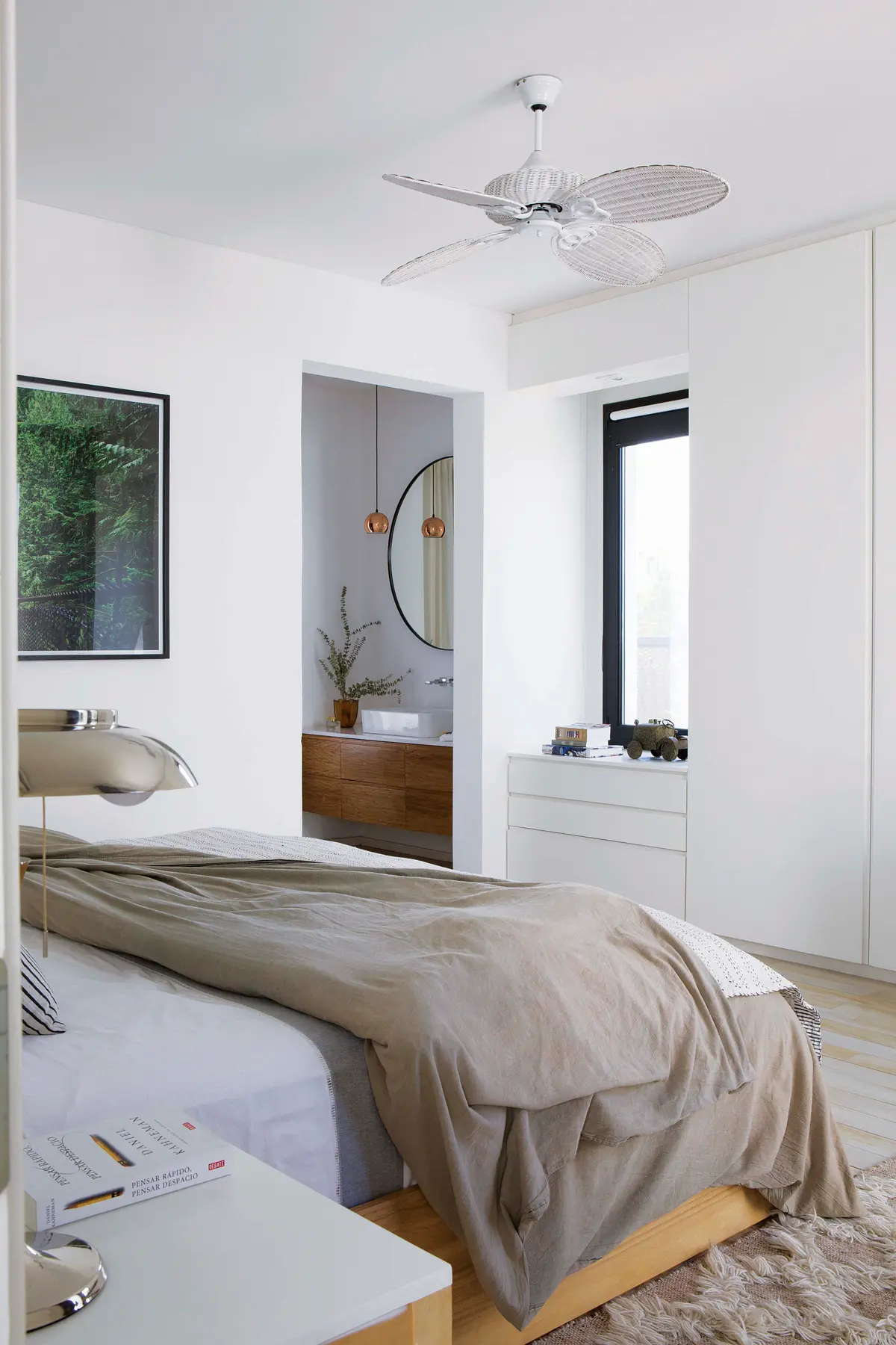 Dormitorio moderno con cama, armario empotrado y baño abierto — proyecto Casa Las Liebres, por Mazzinghi Sanchez, en Garin