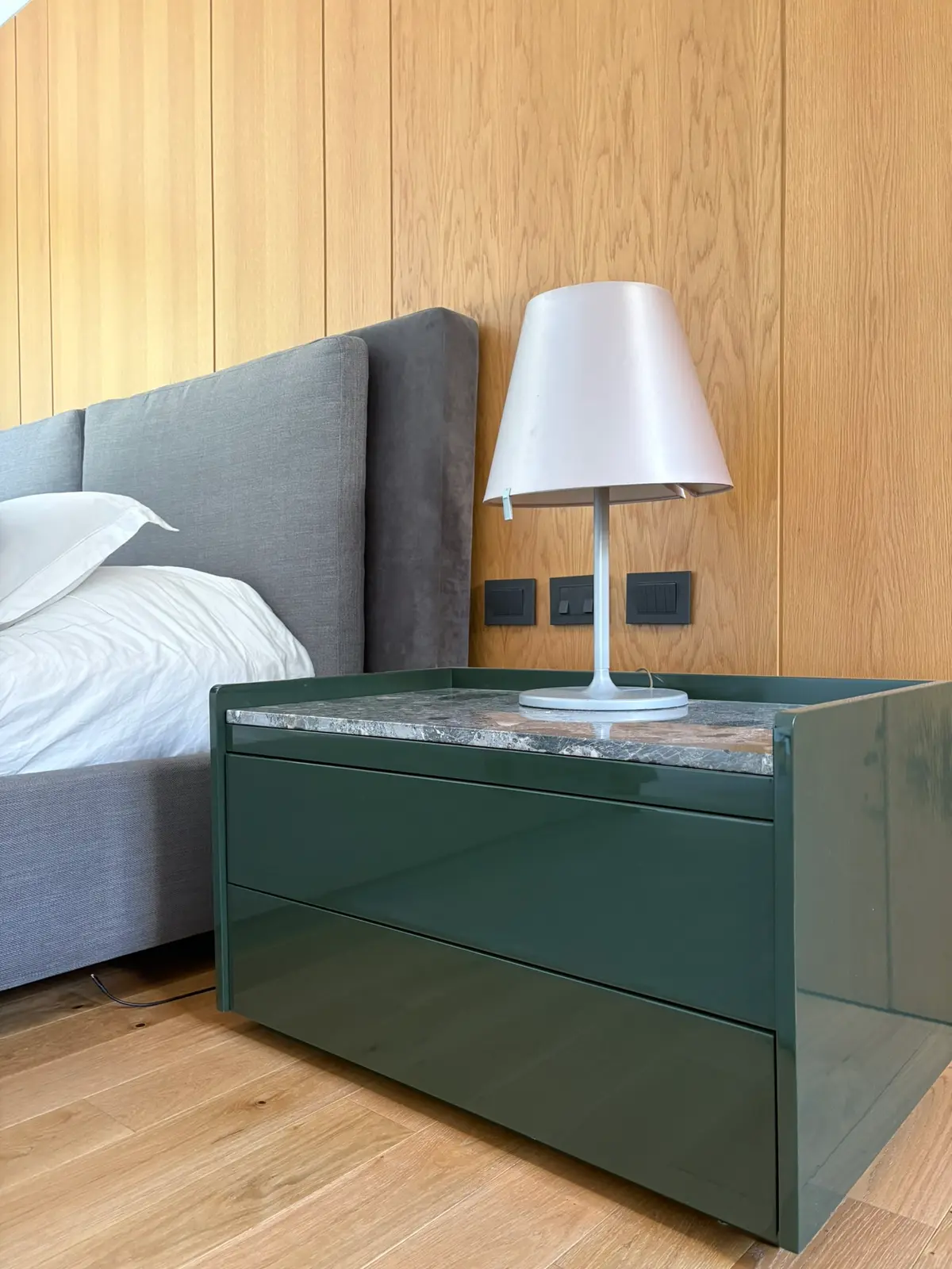 Dormitorio moderno con pared de madera y mesita verde — proyecto Peru, por ABEJA CONCEPT, en B1641 Acassuso