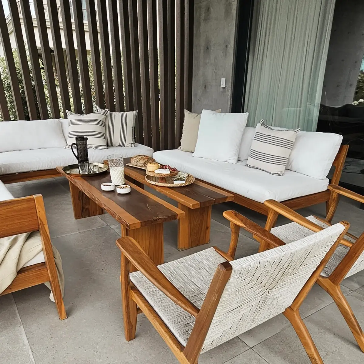 Varanda moderna com móveis de rattan e madeira — projeto Estancias, por Claraboia, em Pilar