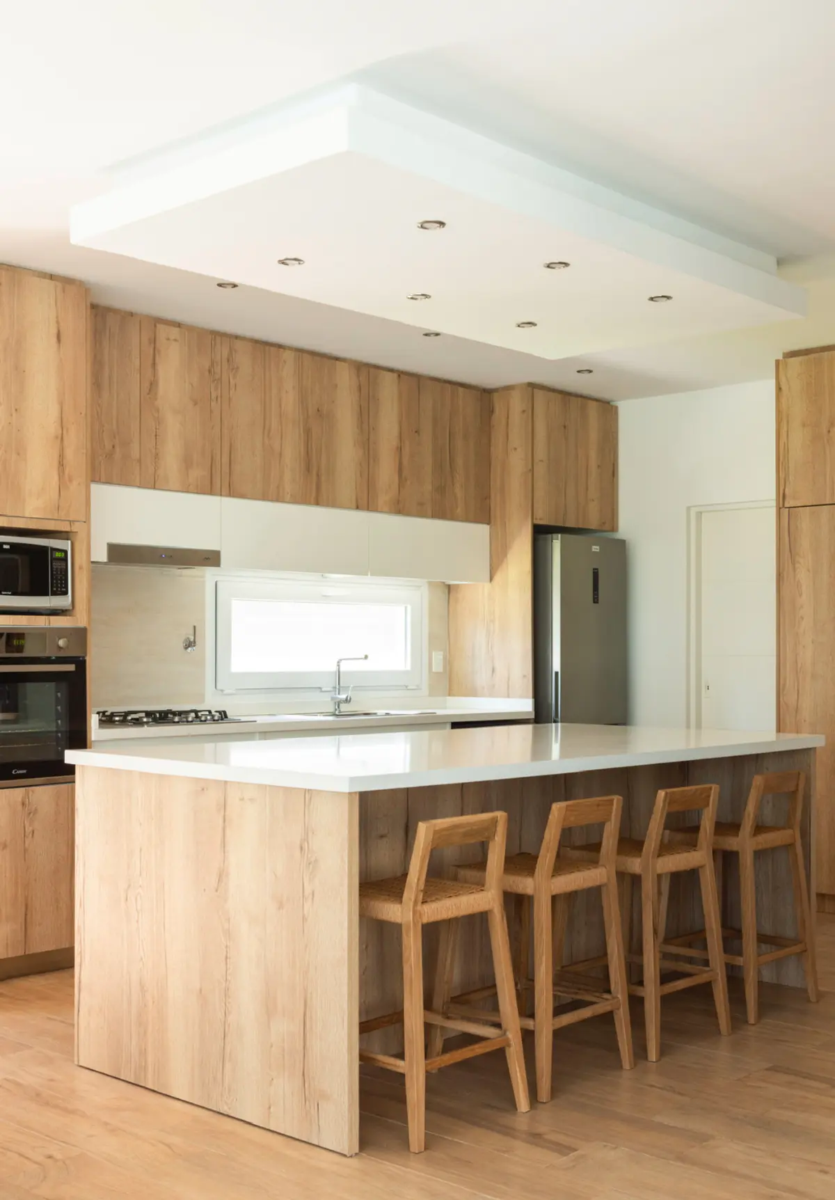 Cozinha moderna estilo escandinavo com ilha e madeira clara — projeto Reforma cocina, por Metro creativo, em Belén de Escobar