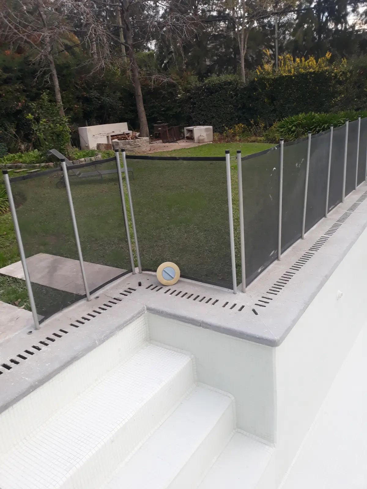 piscina escalera externa