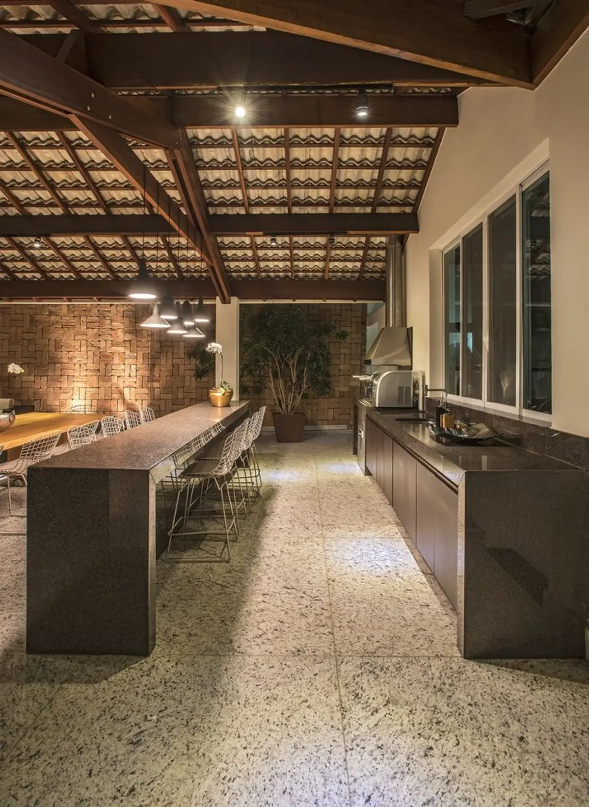 Cozinha e sala de jantar externa moderna com vigas de madeira e balcão de granito — projeto Residência Pampulha IV, por Andréa Buratto