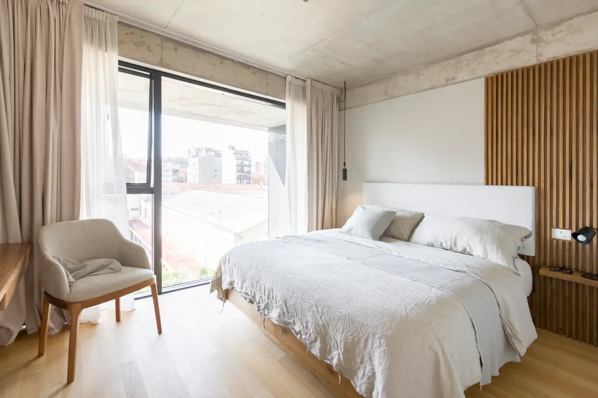 Quarto moderno com janela do chão ao teto, parede de madeira e concreto — projeto Nicaragua, por SRMD Arquitectura, em Palermo