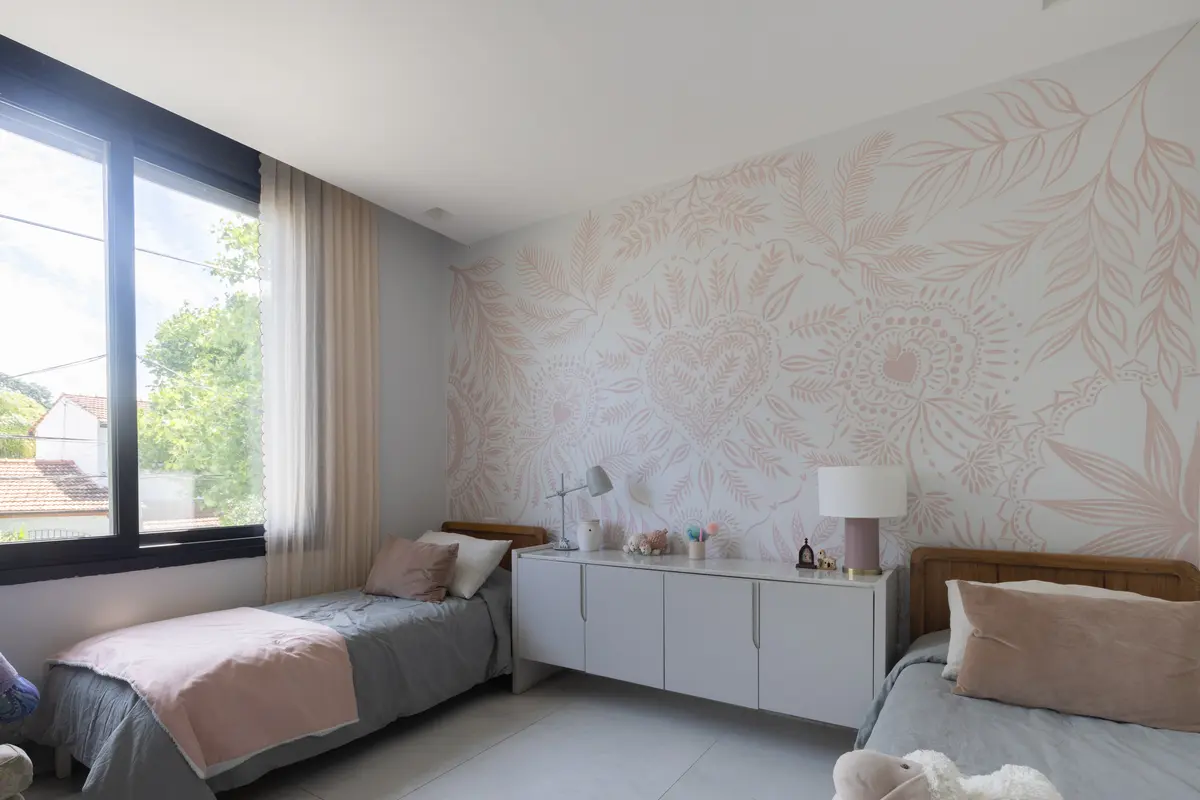 Quarto moderno com duas camas, mural floral e janela grande — projeto CASA OrBa, por Alfredo Orfila arquitectura, em San Isidro