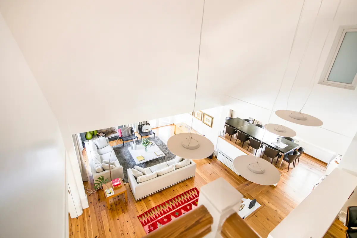 Sala de jantar e estar moderna com pé-direito duplo e muita luz — projeto Boating Club, por SRMD Arquitectura, em Boating Club