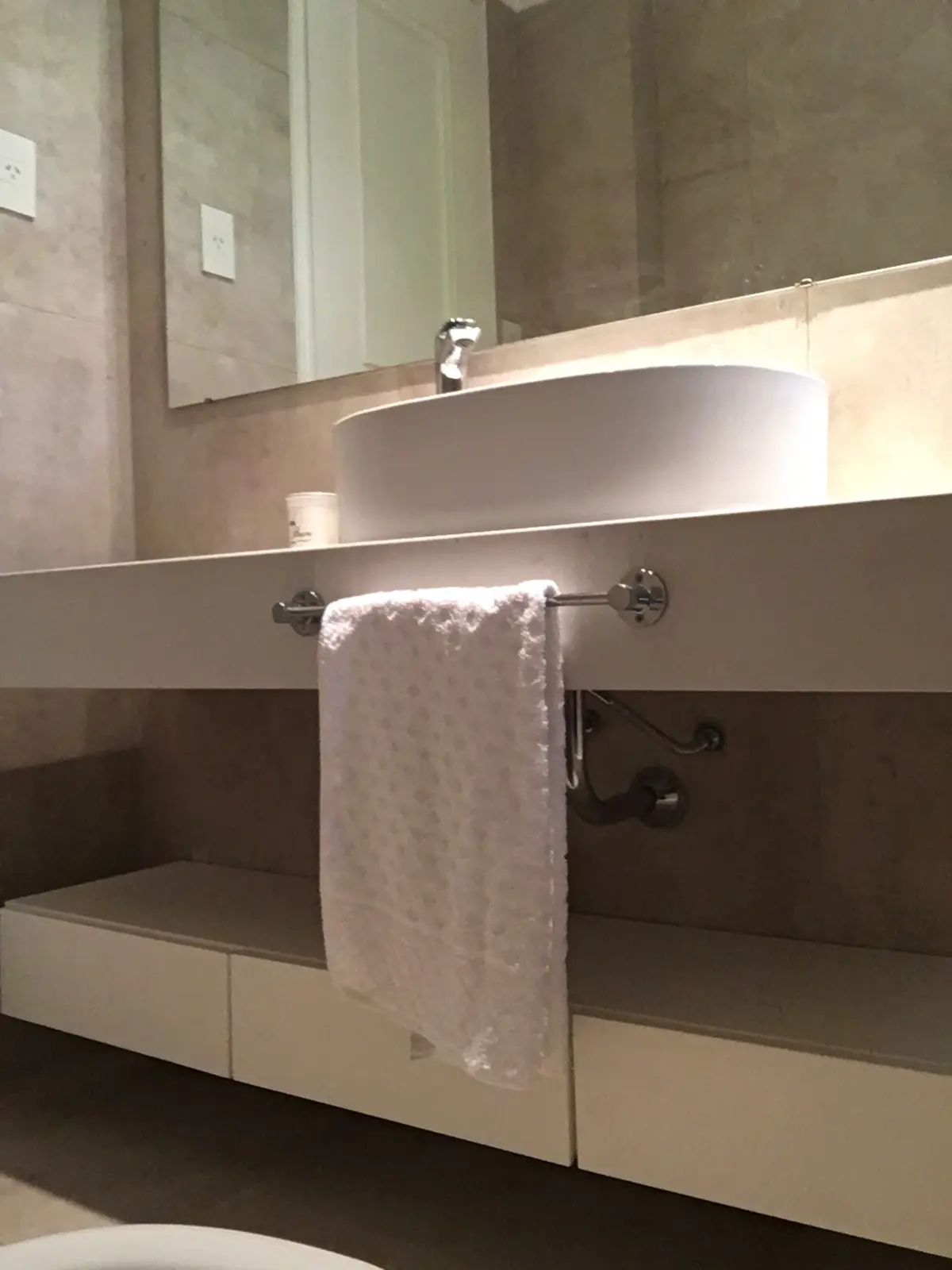 Baño moderno con mesada de mármol blanco y bañera integrada — proyecto Salguero, por Rioja Arquitectura, en Palermo