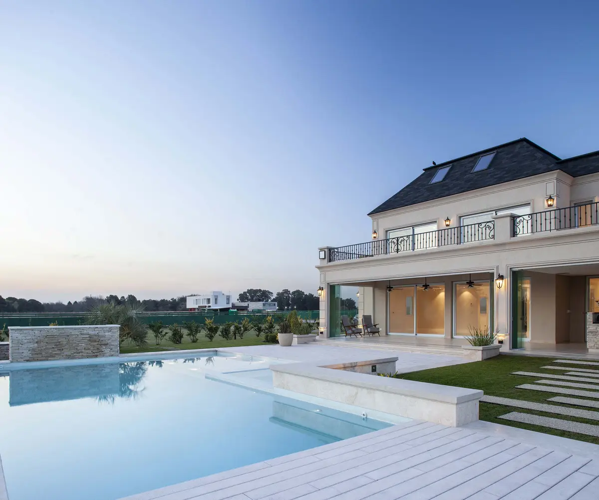 Casa moderna con piscina infinita y deck de madera — proyecto  Casa La Providencia, por FCL ARQUITECTURA