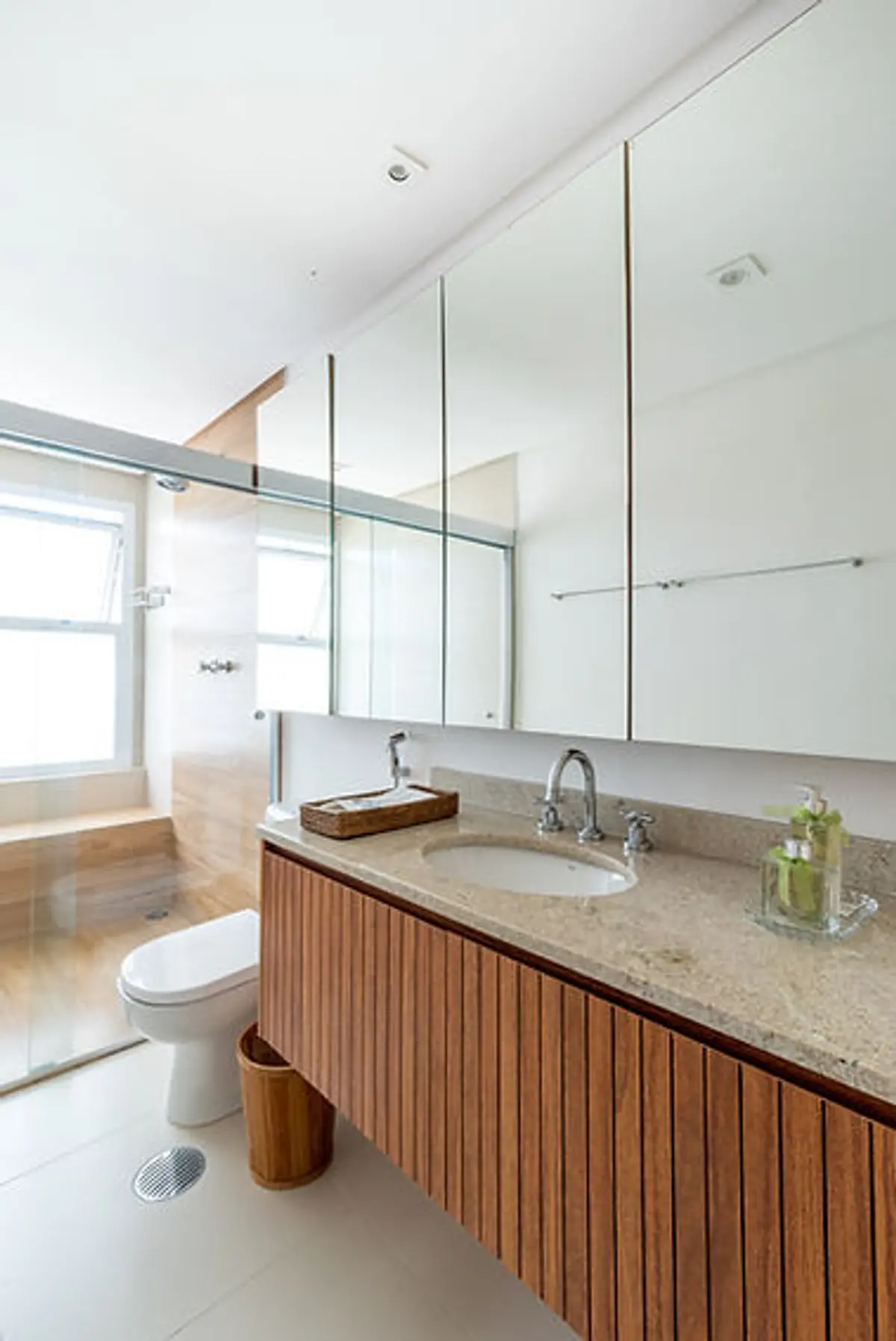 Banheiro Principal com cor predominante Branco do Projeto Casa De Praia por Bordin E Soares Interiores