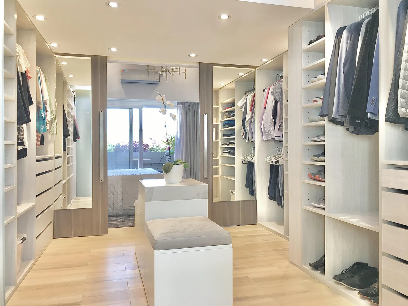 Pasillo moderno con vestidor y amplios placares empotrados.