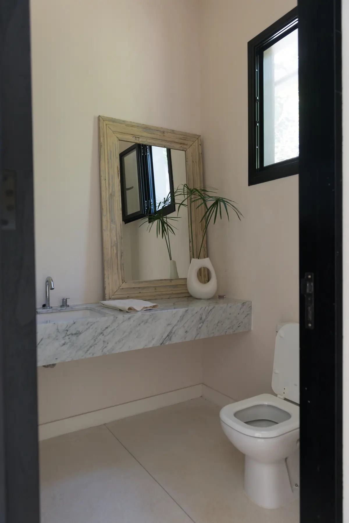 Baño moderno con mesada de mármol y planta — proyecto Casa M, por Estudio Dado, en Pilar