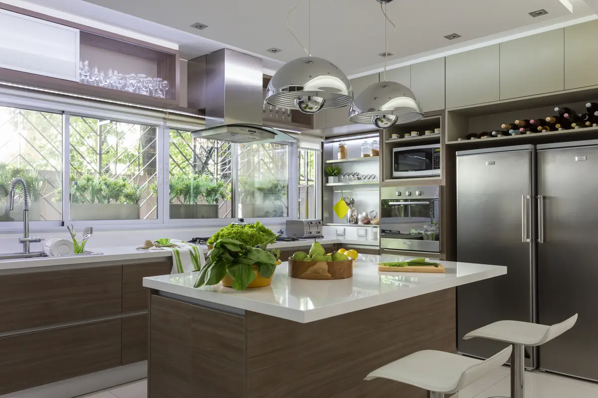 Cocina moderna con isla grande, ventanas al piso y heladeras dobles — proyecto Piso en Belgrano II, por Gutman+Lehrer Arquitectas, en Belgrano