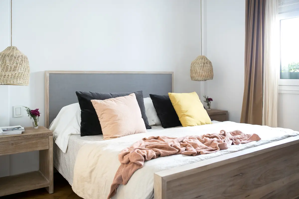 Dormitorio moderno con cama de madera y luces de mimbre — proyecto BA 3 2018, por Mesopotamia Ba, en CABA