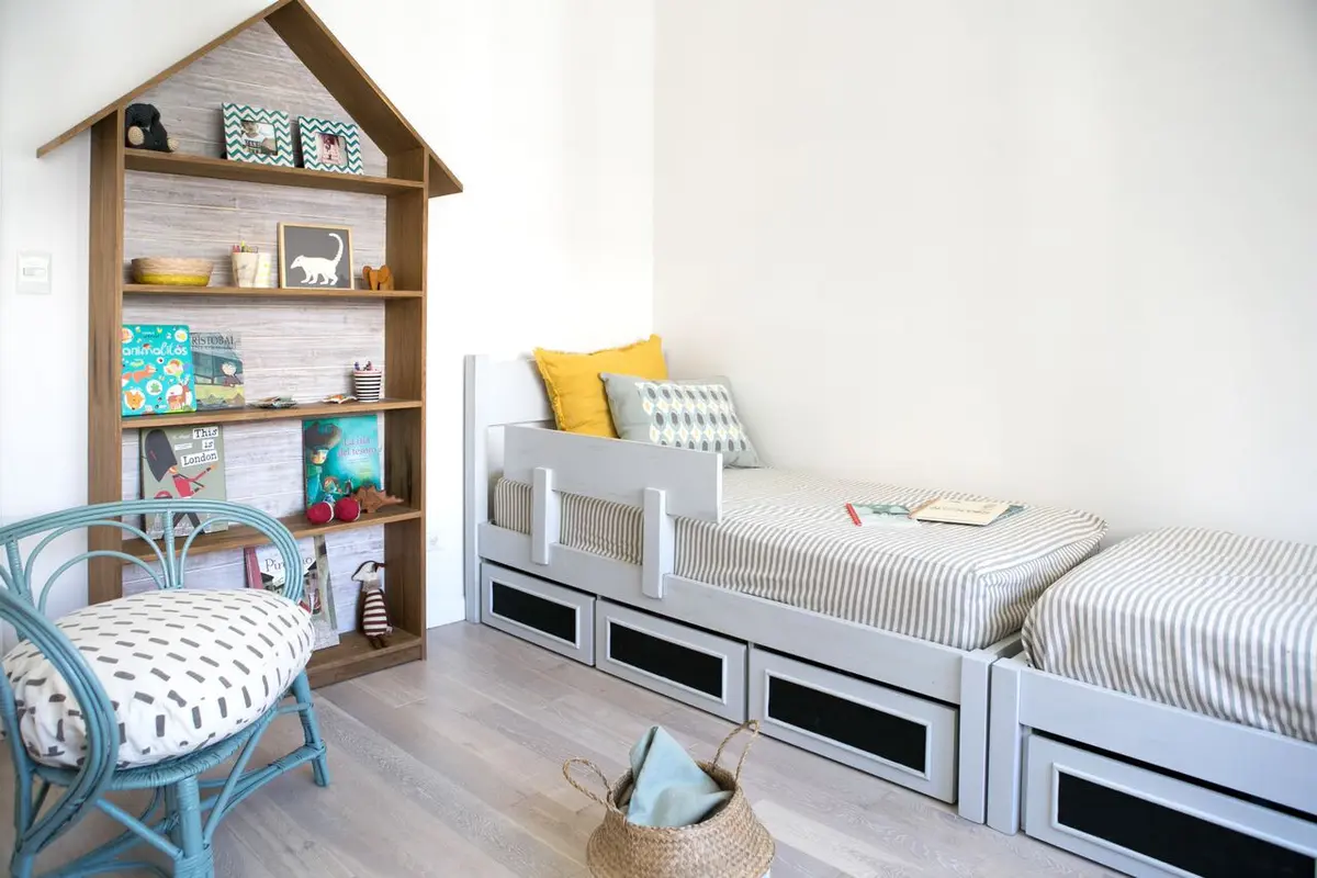 dormitorio infantil escandinavo con estantería de casa — proyecto BA 4 2017, por Mesopotamia Ba, en CABA