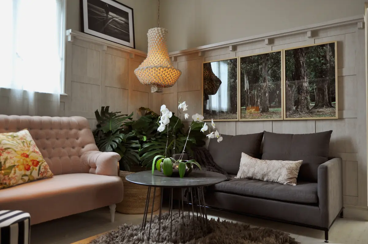 Living moderno con sillones de cuero y mimbre y ventanales grandes — proyecto Casa FOA Espacio Cabrera, por Marconi Silva Arquitectos, en CABA