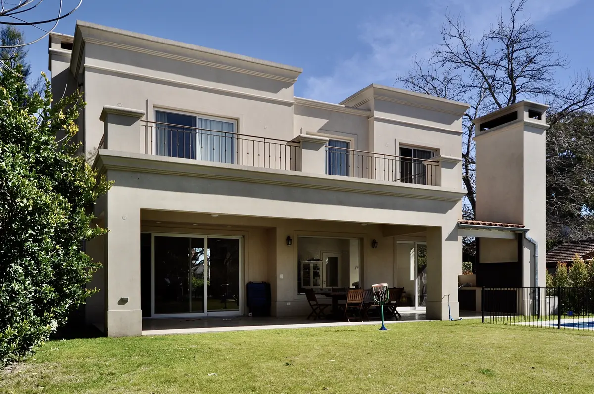 Casa moderna de dos plantas con galería y jardín — proyecto Newman Benavidez, por Marconi Silva Arquitectos, en Benavidez