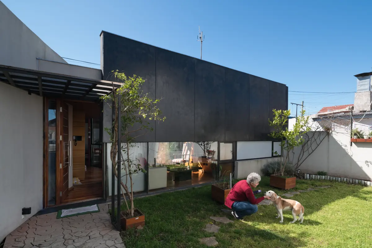 Fachada moderna com grandes janelas e jardim integrado — projeto PH M, por LOI Arquitectura, em CABA
