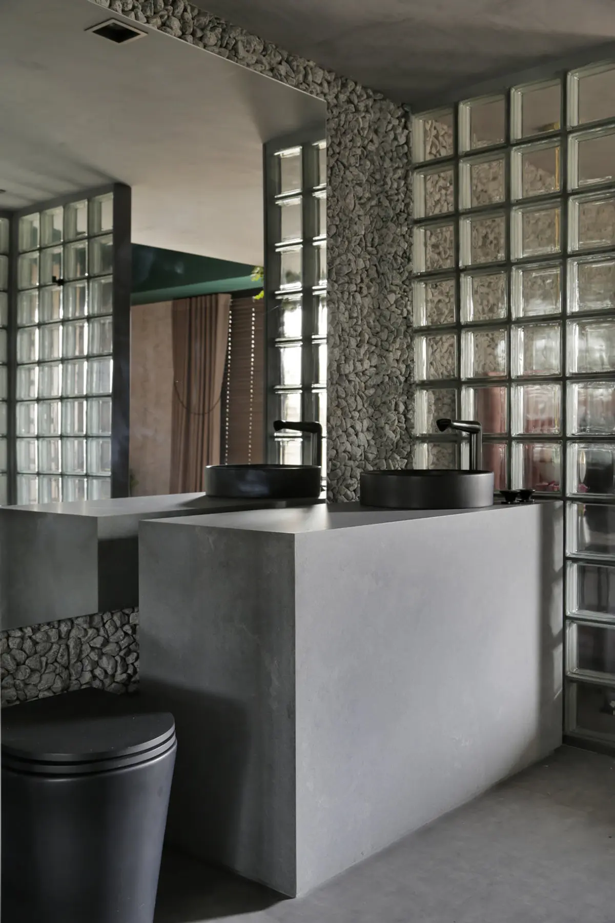 Baño moderno con mesada blanca, espejo integrado y revestimiento textil — proyecto Casa COR 2019, por Studio Ro-ca