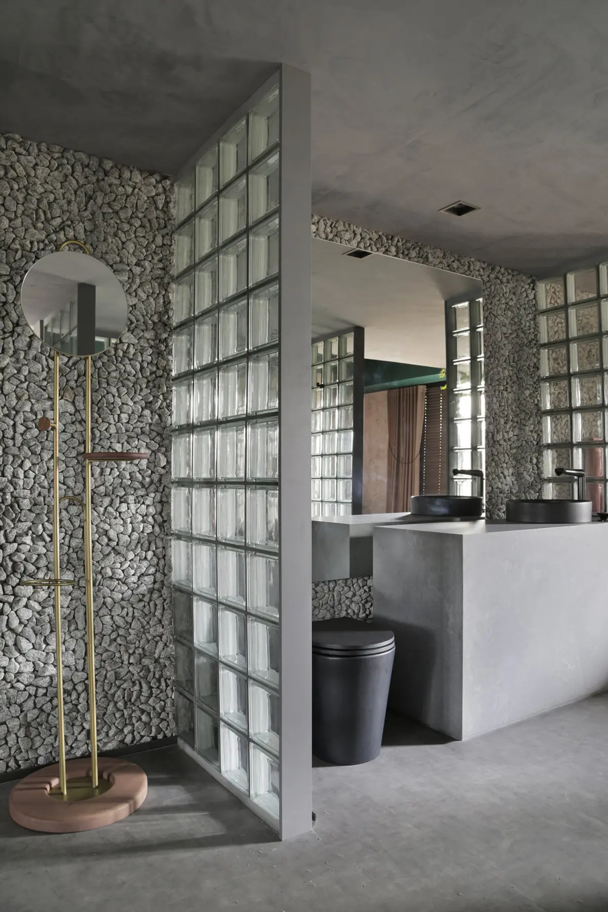 Baño moderno con revestimiento de piedra, divisor vidrio y mueble hormigón — proyecto Casa COR 2019, por Studio Ro-ca