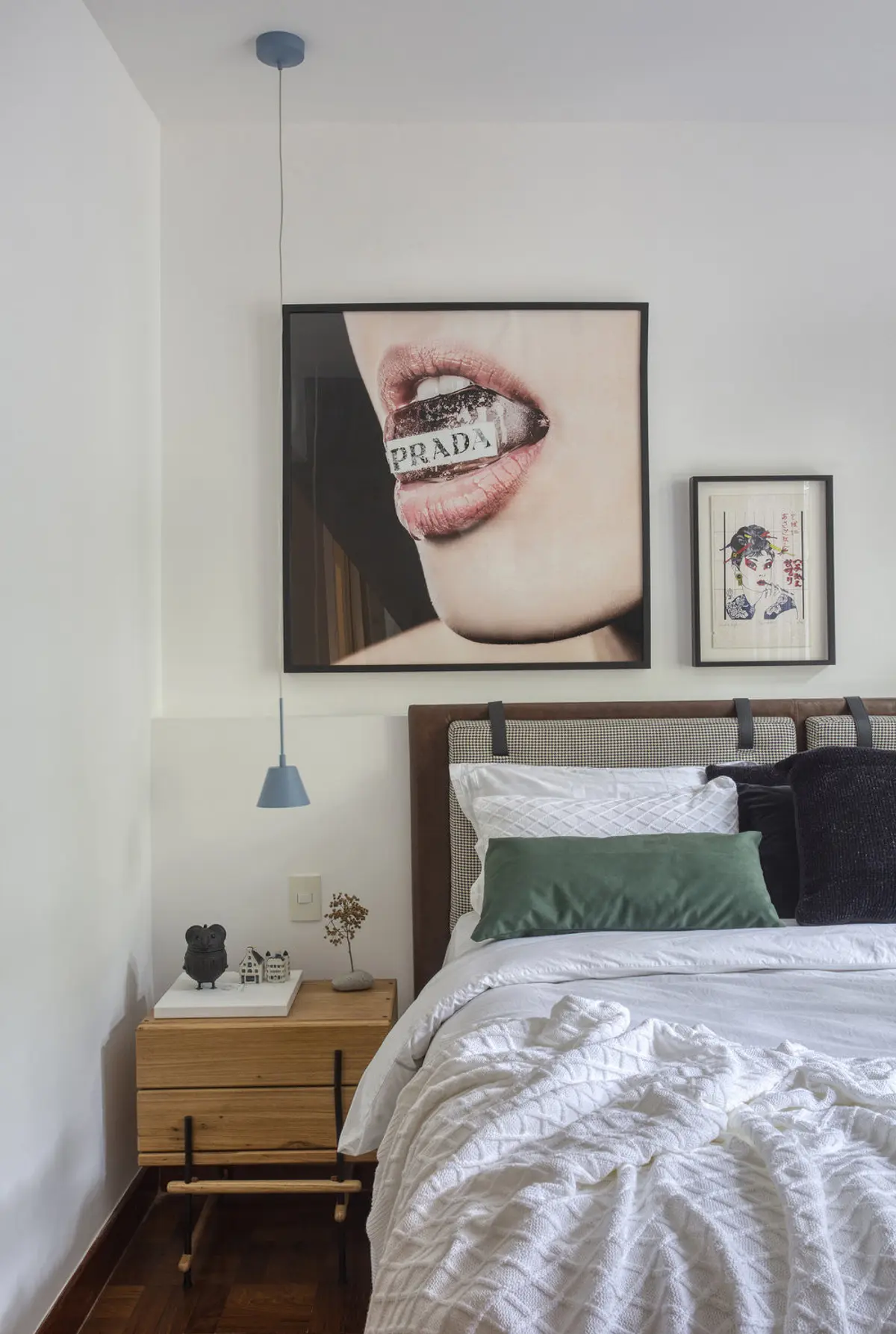 Dormitorio contemporáneo con cuadro decorativo y mesita de luz madera — proyecto Hugo Gloss, por Studio Ro-ca