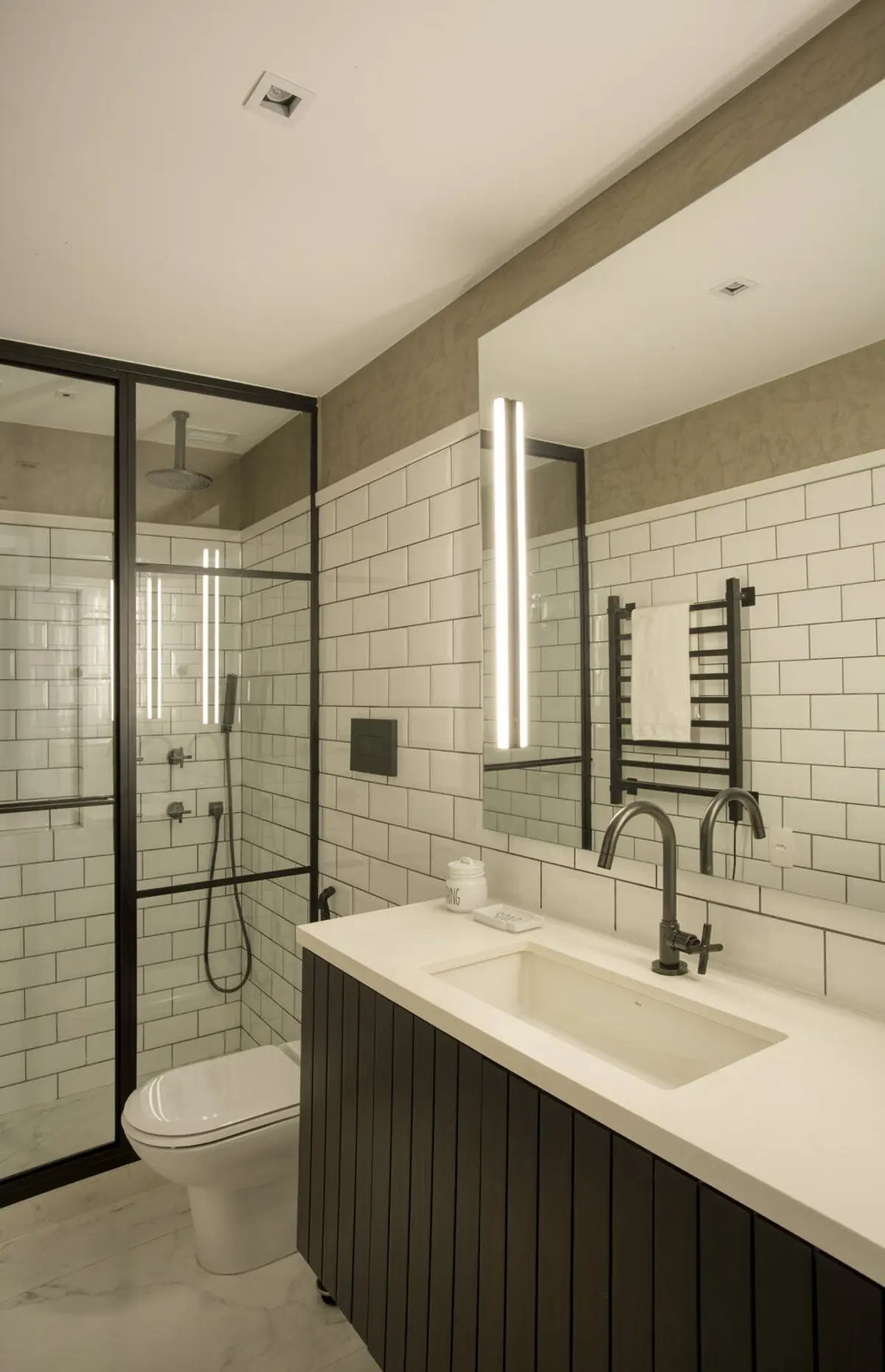 Baño moderno con mesada de mármol, espejo iluminado y ducha vidriada — proyecto JG House, por Studio Ro-ca