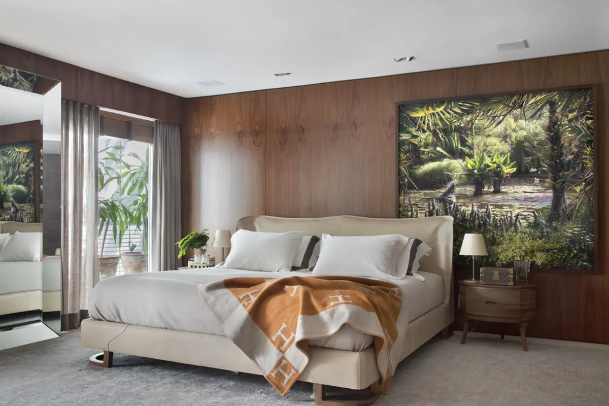 dormitorio principal con revestimiento madera, cama tapizada y arte botánico — proyecto RM House, por Studio Ro-ca