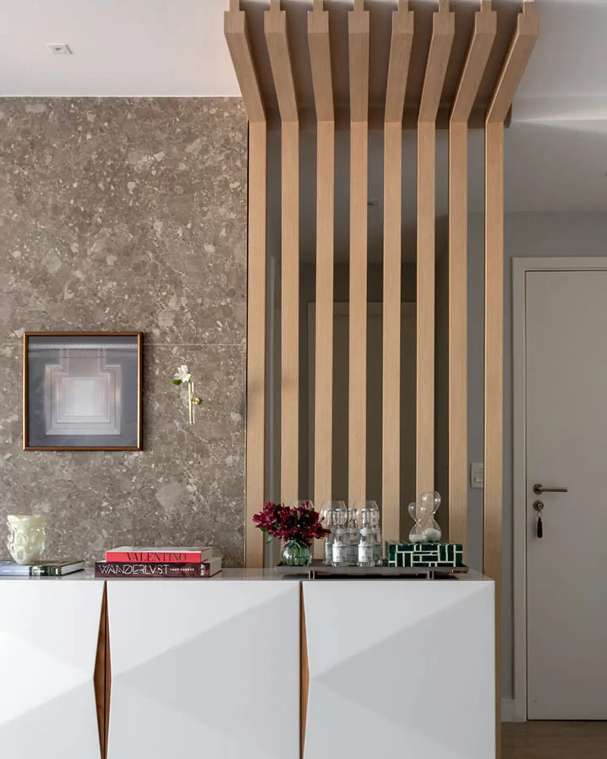 Living contemporáneo con revestimiento de listones de madera natural y pared texturada — proyecto Apartamento Santa Rosa, por Amanda Miranda