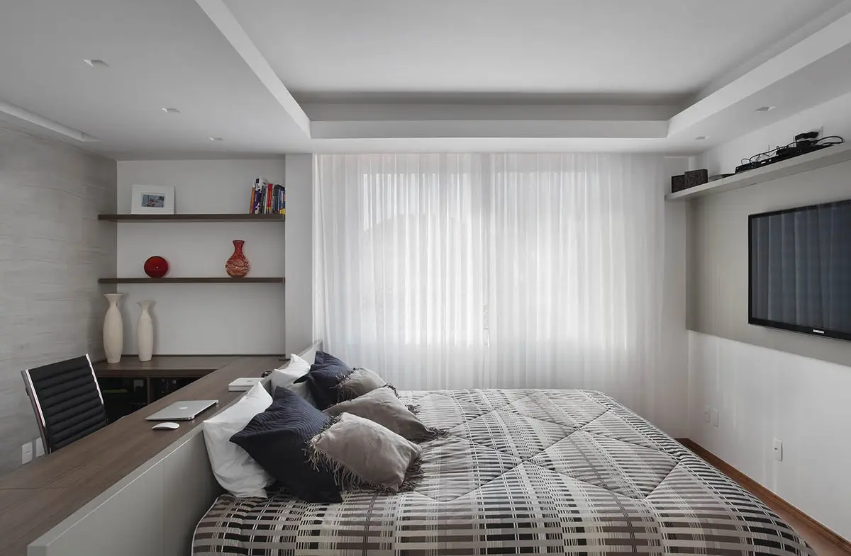 Dormitorio minimalista con cama, escritorio y cortinas blancas — proyecto Casa Barra ED, por Amanda Miranda