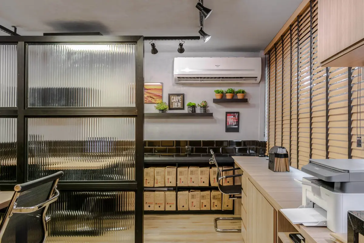Oficina moderna con muebles de madera y divisor de vidrio fumé — proyecto Escritório Itaipu, por Amanda Miranda