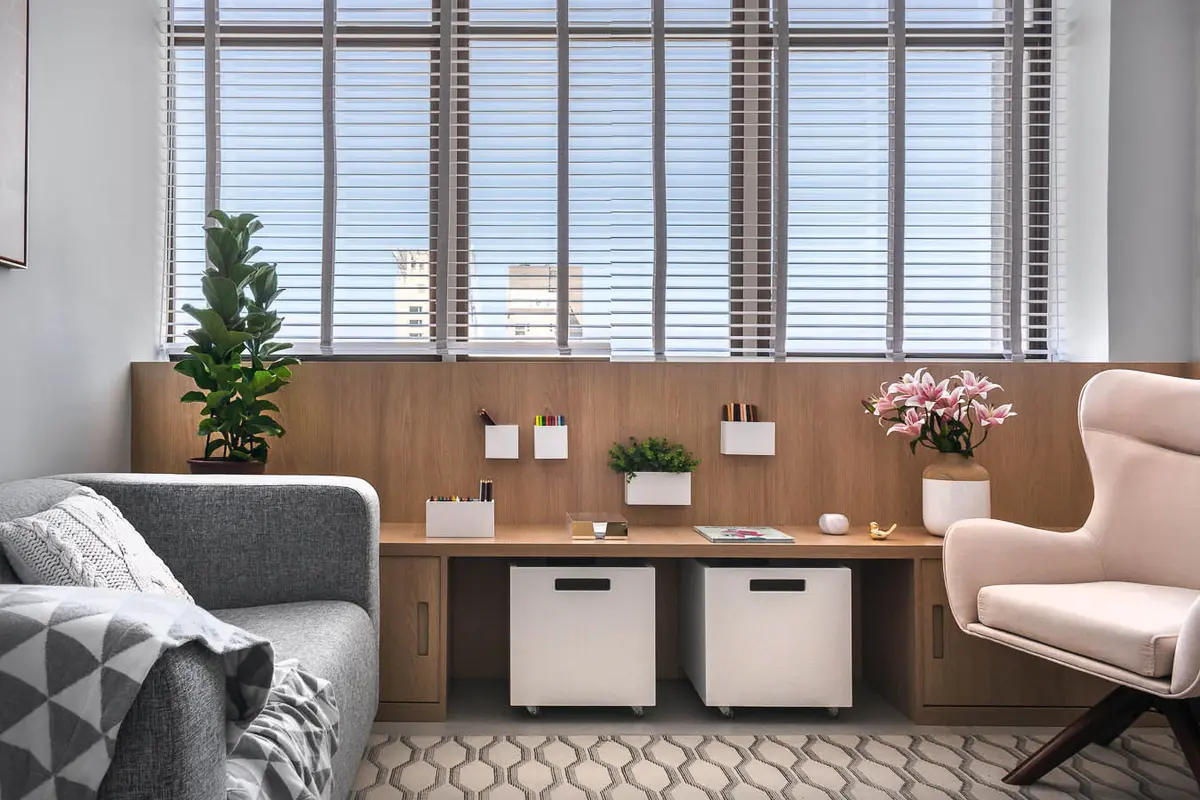 Sala Estilo Moderno com cor predominante Bege do Projeto Consultório Ipanema por Amanda Miranda