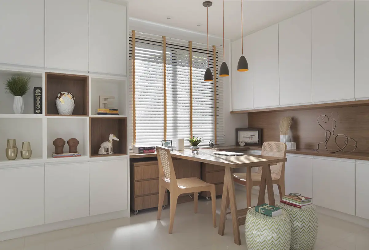Home Office com cor predominante Bege do Projeto Apartamento Barra LM por Amanda Miranda