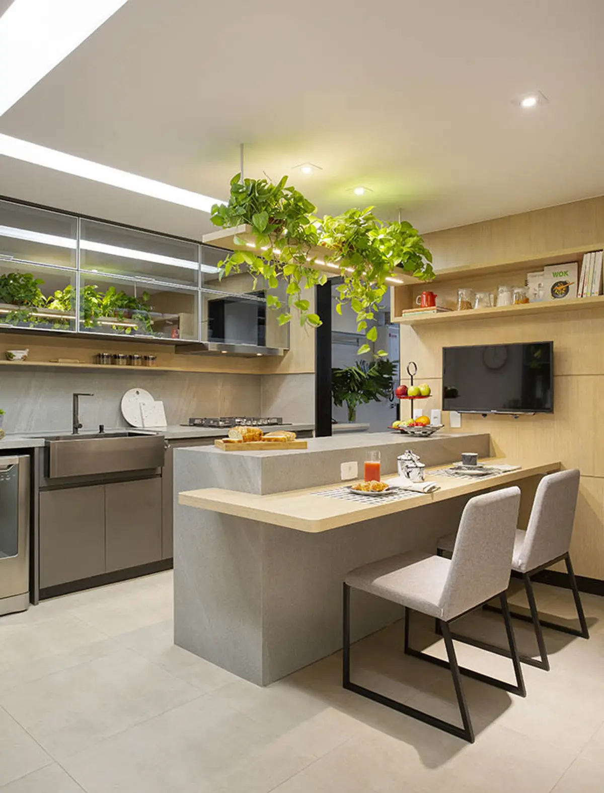 Cocina moderna con isla de cemento y plantas colgantes — proyecto Apartamento Ingá, por Amanda Miranda