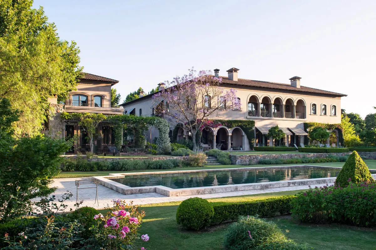 Jardín con color predominante Blanco del Proyecto Casa Toscana  por Estudio Du 