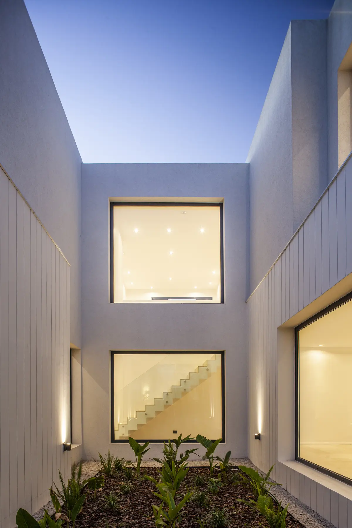 Patio con color predominante Gris del Proyecto El Golf 137 por Build a Home Arquitectura