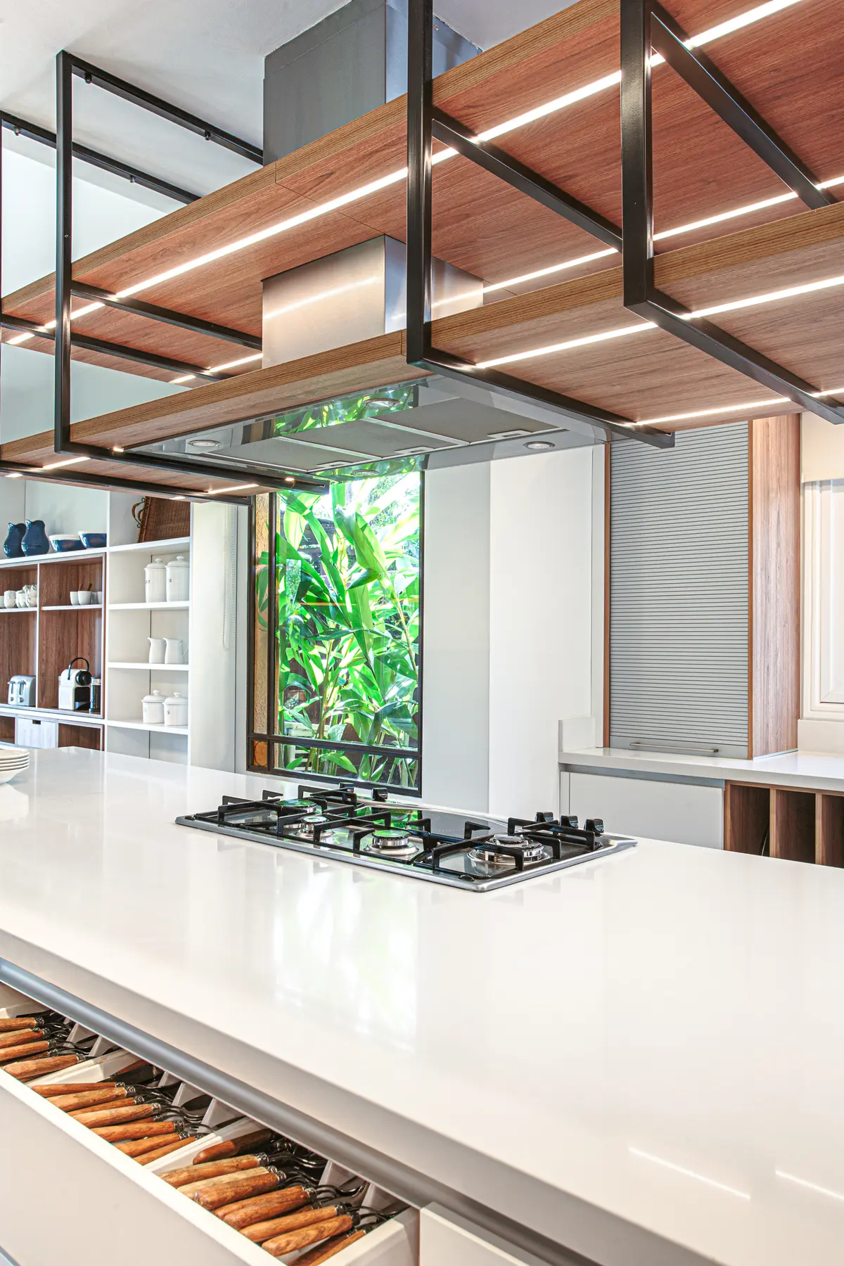 Cocina moderna con isla, mesada de mármol blanco y techo madera estructura hierro — proyecto Casa Nordelta, por Gutman+Lehrer Arquitectas, en Nordelta