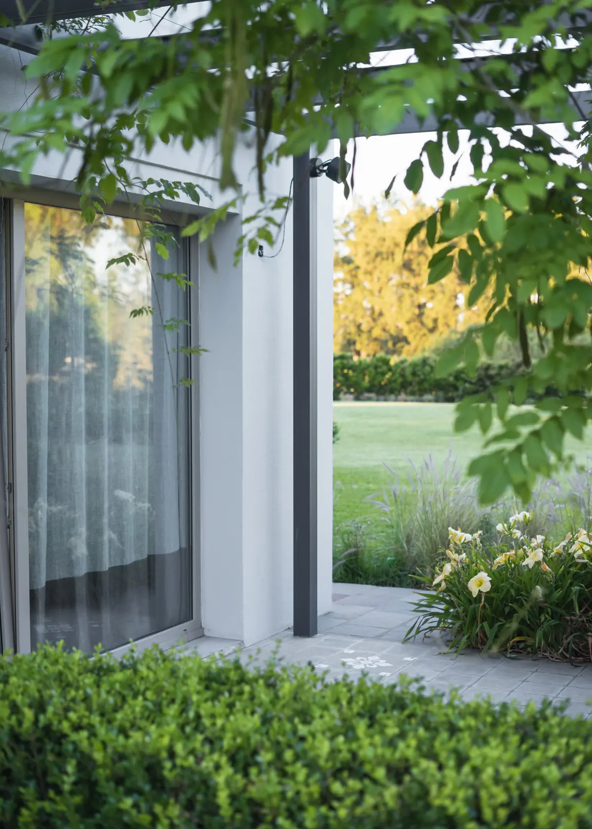 Fachada moderna con pérgola y jardín frondoso — proyecto Pilará ll - Interiorismo , por Estudio Etiqueta, en Pilará