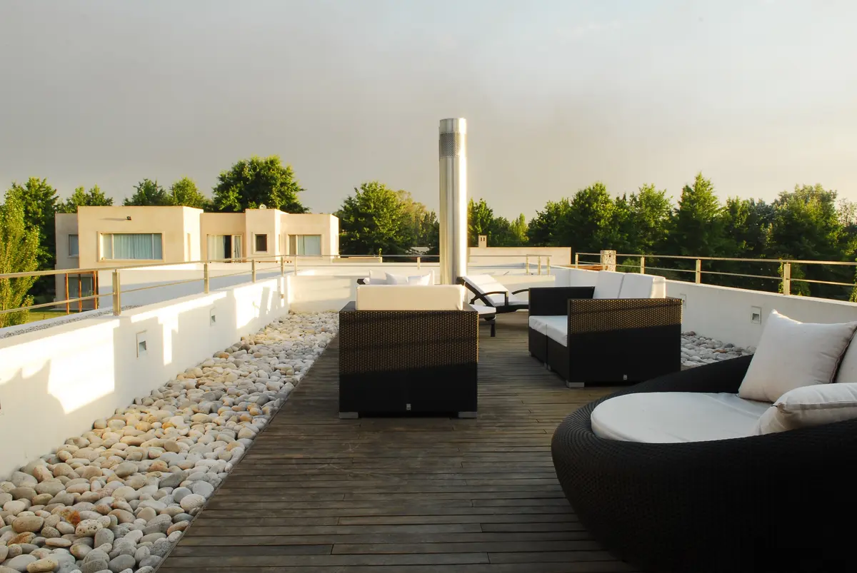 Terraço de cobertura moderno com móveis externos e deck de madeira — projeto Pilar House, por Vanguarda Arquitectos, em Pilar
