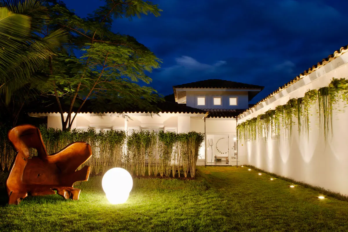 Jardim com cor predominante Bege do Projeto Arquitetura e Interiores I por Demian Golovaty