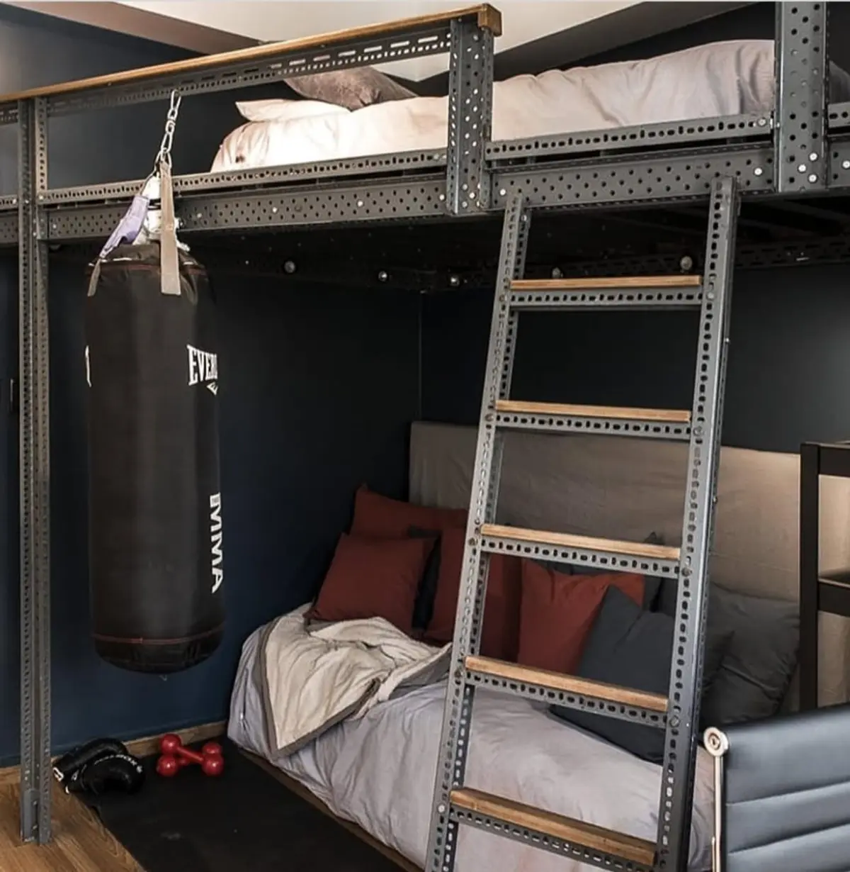 Quarto industrial com beliche, saco de pancadas e prateleiras de metal — projeto Las Heras, por Claraboia, em Recoleta
