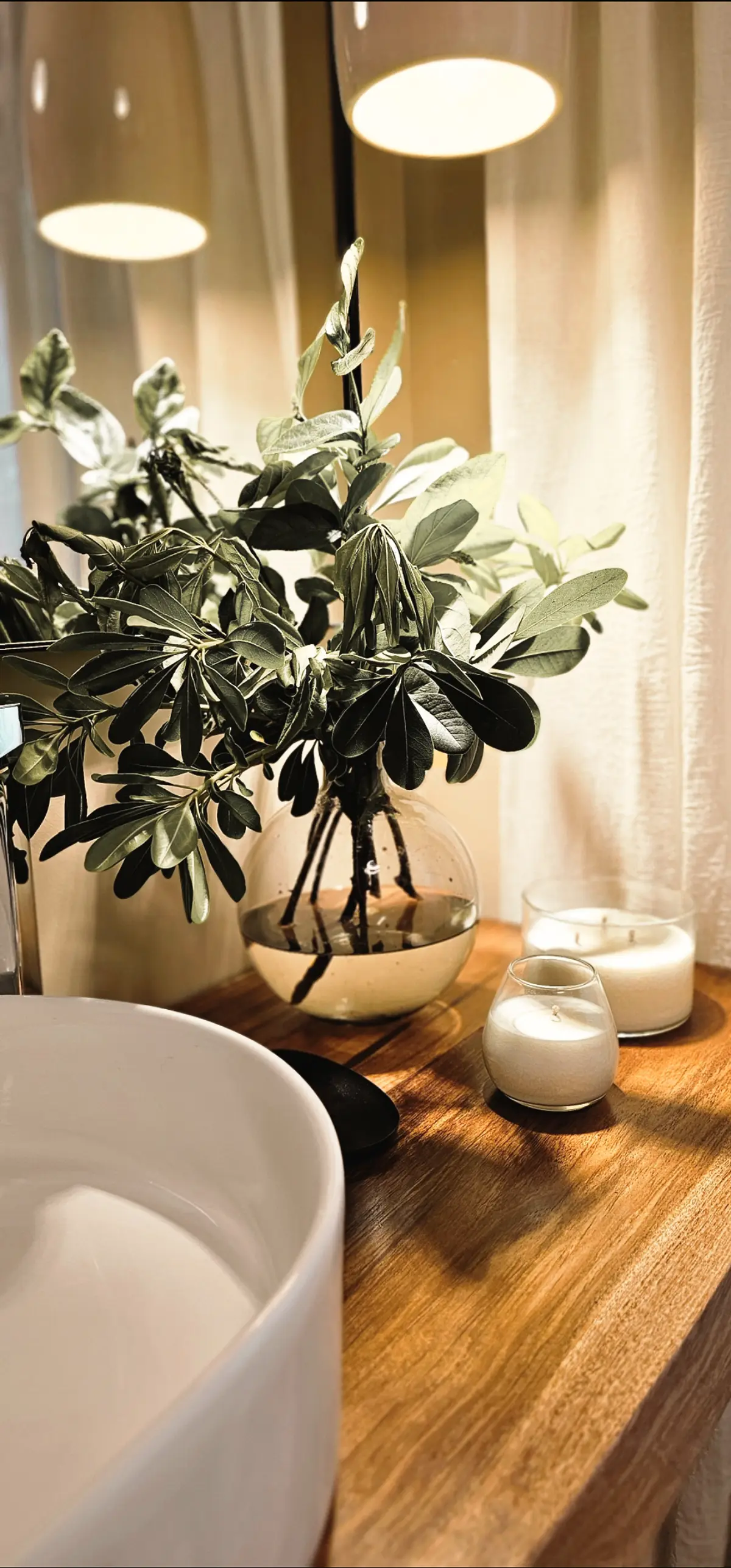 Baño moderno con lavabo sobre mesada de madera y plantas — proyecto Fatima , por Claraboia , en Pilar