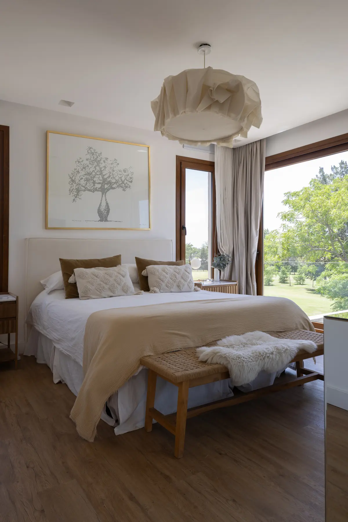 Dormitorio con ventanales amplios y arte botánico, estilo escandinavo y boho — proyecto CASA BaCa, por Alfredo Orfila arquitectura, en Benavidez