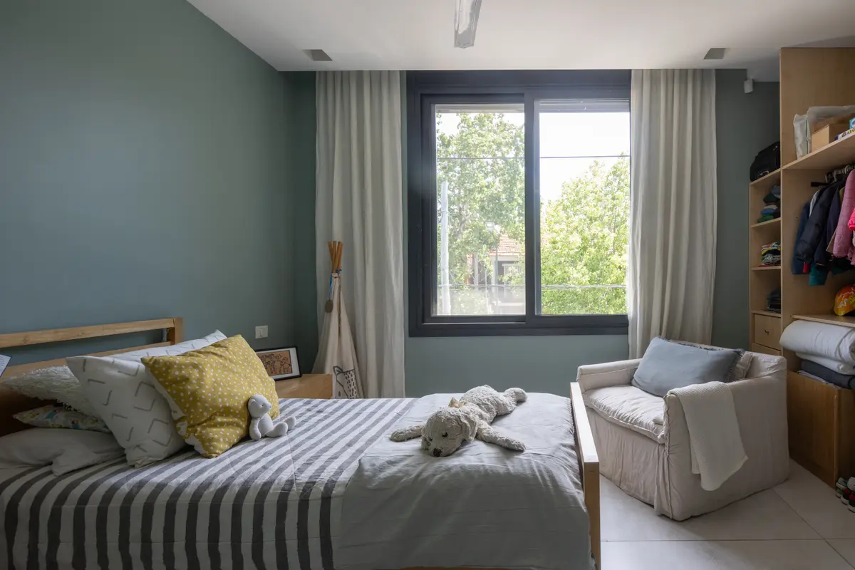 Quarto moderno com janela grande e armário embutido — projeto CASA OrBa, por Alfredo Orfila arquitectura, em San Isidro
