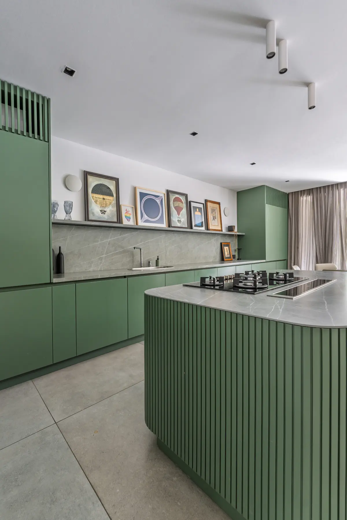 Cocina moderna verde con isla curva y arte en la pared — proyecto Peru, por ABEJA CONCEPT, en B1641 Acassuso