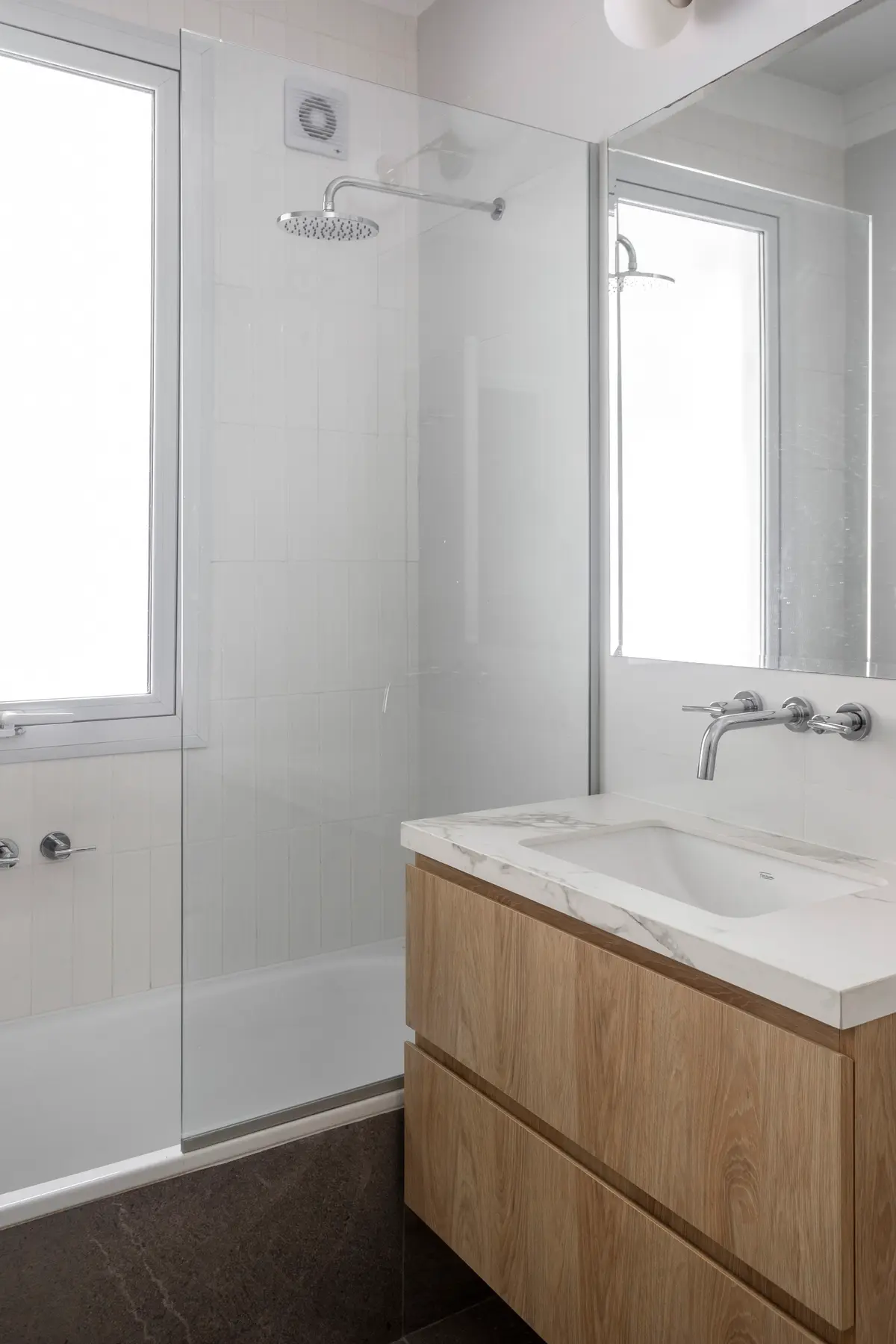 Baño moderno escandinavo con mueble de madera y mármol — proyecto Bustamante, por JT ARQUITECTURA, en Buenos Aires